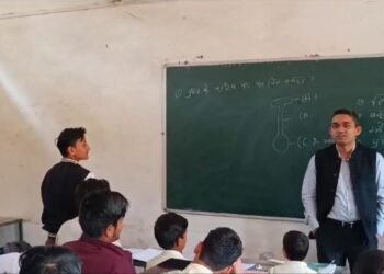 Dhar : बोर्ड परीक्षा के डर को भगाने के लिए कलेक्टर प्रियंक मिश्रा ने दिए बच्चों को सफलता के टिप्स