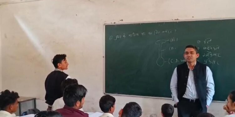 Dhar : बोर्ड परीक्षा के डर को भगाने के लिए कलेक्टर प्रियंक मिश्रा ने दिए बच्चों को सफलता के टिप्स