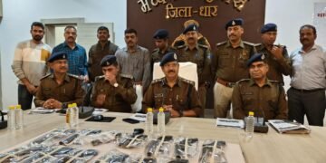 Dhar : कुक्षी पुलिस व क्राइम ब्रांच की बड़ी कार्यवाही, तीन हथियार तस्कर गिरफतार, आरोपियों से 21 देशी कट्टे 12 बोर व 2 पिस्टल किए जप्त। वीडियो