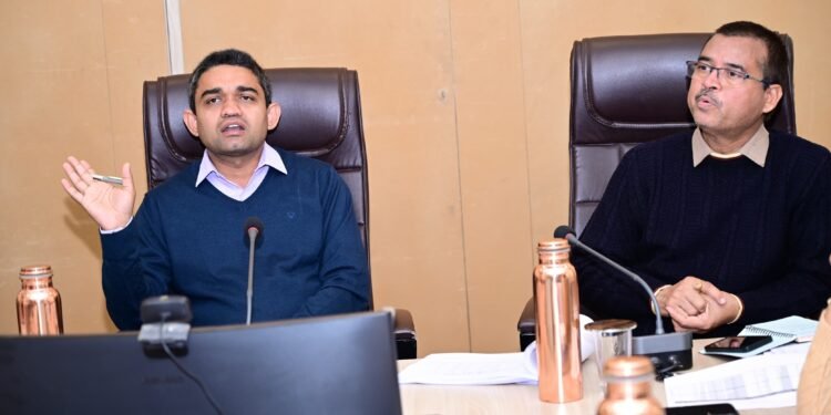 Dhar : कलेक्टर प्रियंक मिश्रा ने राजस्व महाअभियान के संबंध में दिए निर्देश