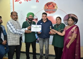 Dhar : धार के डॉ जाहिद नियाज़ी बेस्ट अवार्ड से सम्मानित।