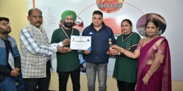 Dhar : धार के डॉ जाहिद नियाज़ी बेस्ट अवार्ड से सम्मानित।