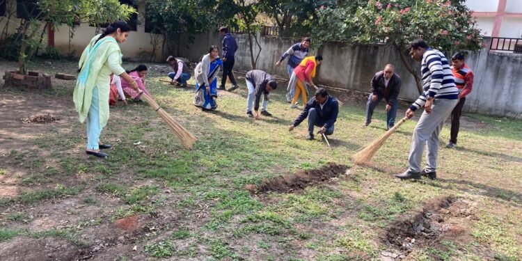 Dhar : स्‍वच्‍छता अभियान के तहत सफाई कार्य..