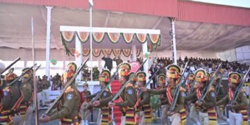 Dhar : कलेक्टर श्री मिश्रा ने ध्वजारोहण कर ली परेड की सलामी।