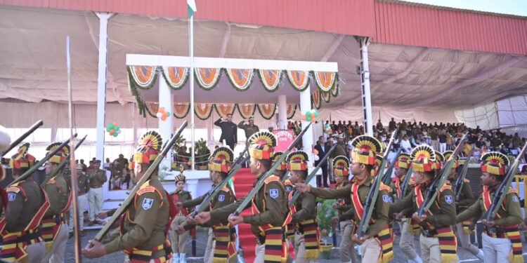 Dhar : कलेक्टर श्री मिश्रा ने ध्वजारोहण कर ली परेड की सलामी।