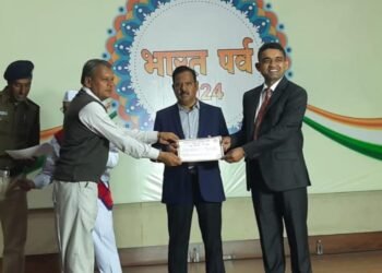 Dhar : धार जिला प्रशासन द्वारा उत्कृष्ट कार्य को लेकर सचिव चौधरी हुए सम्मानित।