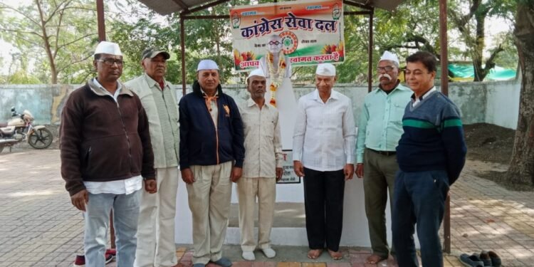 Badnawar : कांग्रेस  सेवादल ने महात्मा गांधी की प्रतिमा पर माल्यार्पण किया।