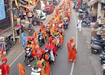 Dhar : छत्रपति शिवाजीराजे जयंती मनाई, हल्द परिधान हाथों में केसरिया ध्वज थाम निकली मराठा क्षत्राणियां