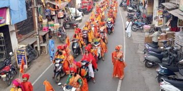Dhar : छत्रपति शिवाजीराजे जयंती मनाई, हल्द परिधान हाथों में केसरिया ध्वज थाम निकली मराठा क्षत्राणियां