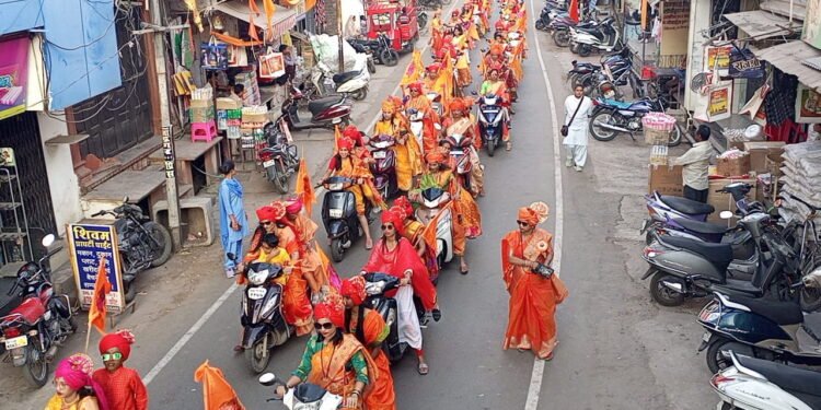Dhar : छत्रपति शिवाजीराजे जयंती मनाई, हल्द परिधान हाथों में केसरिया ध्वज थाम निकली मराठा क्षत्राणियां
