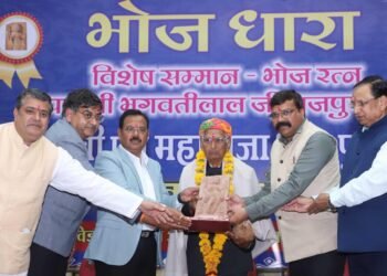 Dhar : पद्मश्री राजपुरोहित जी का हुआ नागरिक अभिनंदन, नगर के सभी समाजों एवं संस्थाओं ने किया सम्मान।