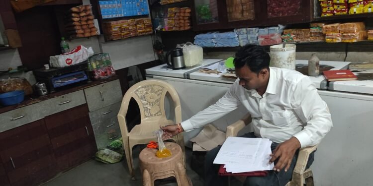 Dhar : मिलावट से मुक्ति अभियान के तहत घाटाबिल्लोद  एवं पीथमपुर में खाद्य विक्रेताओं पर कार्यवाही।