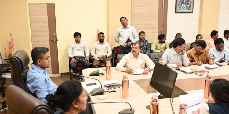 Dhar : ख़राब प्रदर्शन पर ANM, CHO के ख़िलाफ़ कार्यवाही करें – कलेक्टर श्री मिश्रा