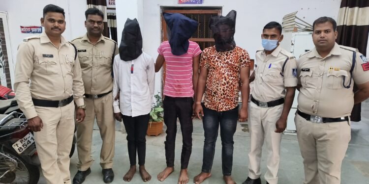 Dhar : नालछा में हुई चाकूबाजी की घटना में पुलिस ने तीन आरोपियों के विरुद्ध हत्या व अन्य धाराओं में किया प्रकरण दर्ज, तीनो आरोपी गिरफ्तार।