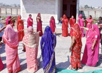 Dhar : समूह सदस्यों ने खेले खेल मताधिकार के प्रयोग का दिया संदेश