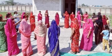 Dhar : समूह सदस्यों ने खेले खेल मताधिकार के प्रयोग का दिया संदेश