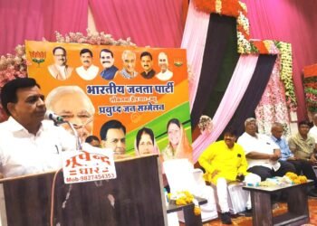 Dhar : उप मुख्यमंत्री श्री देवड़ा प्रबुद्धजन सम्मेलन में शामिल हुए।