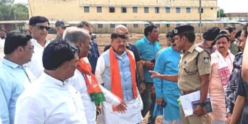 धार में प्रधानमंत्री नरेंद्र मोदी की प्रस्तावित आमसभा को लेकर कैबिनेट मंत्री विजयवर्गीय ने भाजपा कार्यालय में बैठक को संबोधित किया।