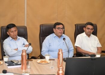 Dhar : कलेक्टर ने प्रेक्षकों की मौजूदगी में ली प्रत्याशियों की बैठक,आदर्श आचार संहिता से कराया अवगत, पालन करने दिए निर्देश