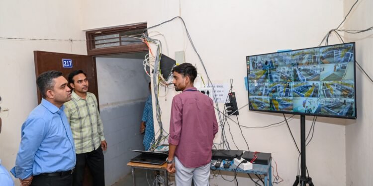 Dhar : कलेक्टर ने मतगणना की तैयारियों का लिया जायजा, विधानसभा वार कक्षों और परिसर को किया चेक