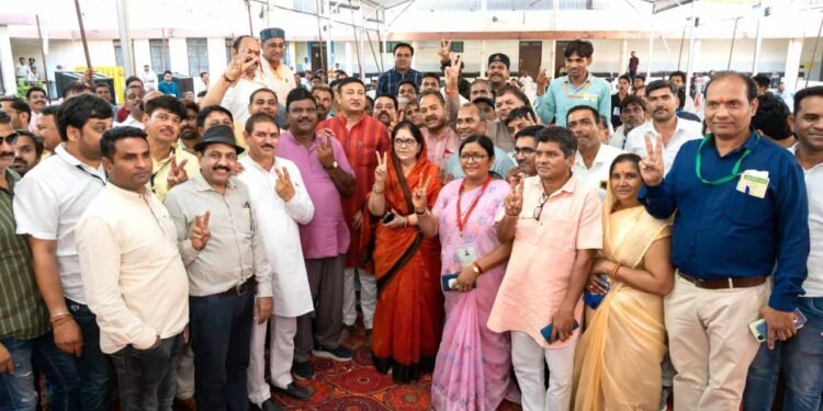 Dhar : धार-महू लोकसभा सीट से भाजपा उम्मीदवार सावित्री ठाकुर 2 लाख अधिक मतों से हुई विजयी।