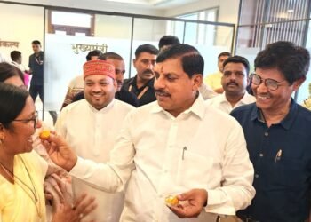 मुख्यमंत्री डॉ मोहन यादव सहित वरिष्ठ नेताओं ने नवनिर्वाचित सांसद श्रीमती ठाकुर का मिठाई खिलाकर बधाई दी।