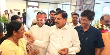 मुख्यमंत्री डॉ मोहन यादव सहित वरिष्ठ नेताओं ने नवनिर्वाचित सांसद श्रीमती ठाकुर का मिठाई खिलाकर बधाई दी।