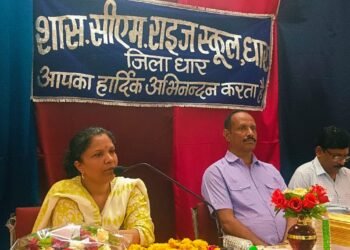 Dhar : जिला पंचायत सीईओ शिक्षक की भूमिका में आई नजर, भविष्य से भेंट कार्यक्रम में पहुंची सी एम राइज स्कूल।