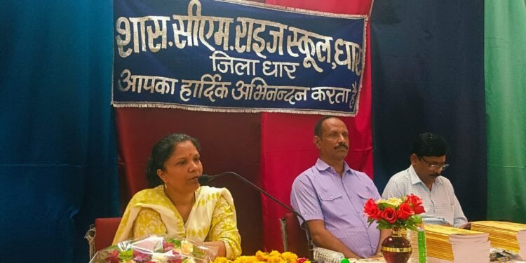 Dhar : जिला पंचायत सीईओ शिक्षक की भूमिका में आई नजर, भविष्य से भेंट कार्यक्रम में पहुंची सी एम राइज स्कूल।