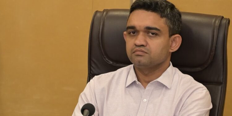 Dhar : विभाग को दिए गए लक्ष्य को समय सीमा में पूरा करें कलेक्टर- प्रियंक मिश्रा
