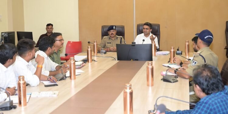 Dhar : जिले के चिन्हांकित ब्लैक स्पॉट पर आकस्मिक जरूरत पड़ने पर एंबुलेंस आदि समय पर पहुंचना सुनिश्चित हो – कलेक्टर प्रियंक मिश्रा