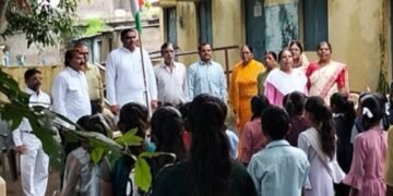 Dhar : शासकीय प्राथमिक विद्यालय क्रमांक 1 इमली बन में पार्षद प्रतिनिधि लियाकत पटेल ने ध्वजारोहण किया।