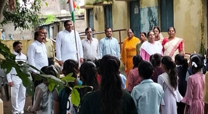 Dhar : शासकीय प्राथमिक विद्यालय क्रमांक 1 इमली बन में पार्षद प्रतिनिधि लियाकत पटेल ने ध्वजारोहण किया।