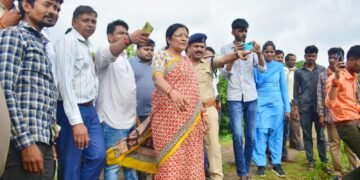 Dhar : केंद्रीय राज्य मंत्री सावित्री ठाकुर ने टांडा तालाब का किया निरीक्षण।