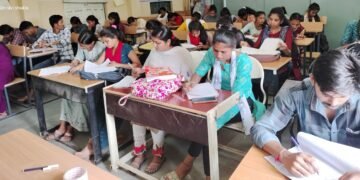 Dhar : शिक्षा संस्कृति उत्थान न्यास एवं हिन्दी विभाग ने निबंध प्रतियोगिता का आयोजन
