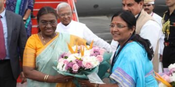 Dhar : महामहिम राष्ट्रपति श्रीमती द्रौपदी मुर्मू का इंदौर एयरपोर्ट पर केंद्रीय राज्य मंत्री श्रीमती सावित्री ठाकुर ने अगवानी कर किया स्वागत