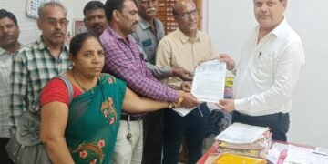 Dhar : मध्य प्रदेश लघु वेतन कर्मचारी संघ प्रांत के आह्वान पर 6 से 8 माह से वेतन नहीं मिलने पर कर्मचारियों ने सहायक आयुक्त को ज्ञापन दिया।