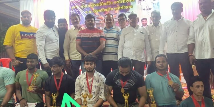 Dhar : संभागीय स्तर प्रतियोगिता में ट्रेनर मुस्तफा निजामी ने बेंच प्रेस में द्वितीय श्रेणी में स्थान प्राप्त किया।