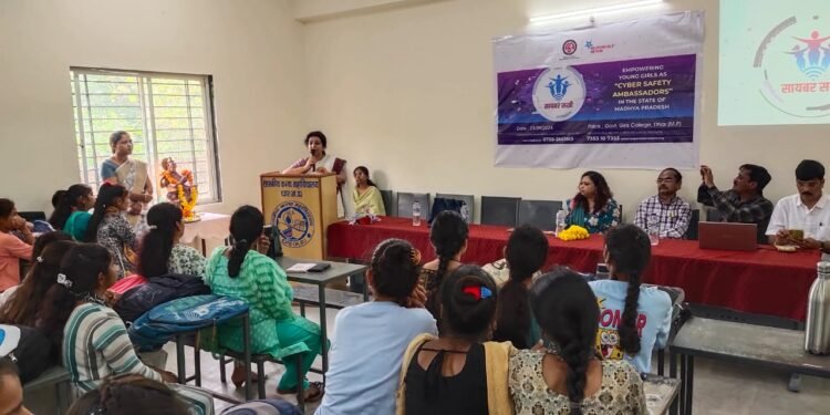 Dhar : सायबर क्राईम, सुरक्षा संबंधी बालिकाओं एवं महिलाओं को प्रशिक्षण दिया।