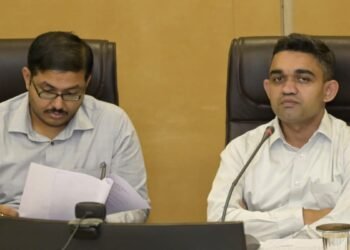Dhar : शहर की सड़कों और तालाबों में पॉलिथिन फेंकने वालों पर पशुक्रूरता अधिनियम के तहत धाराएं लगाकर केस दर्ज करें – कलेक्टर श्री मिश्रा