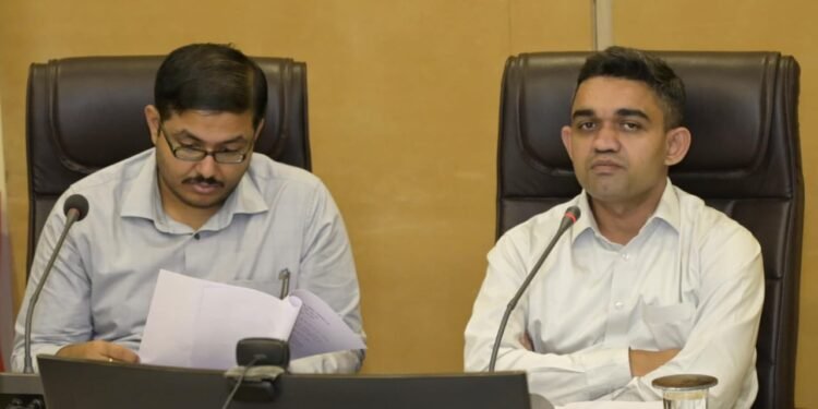 Dhar : शहर की सड़कों और तालाबों में पॉलिथिन फेंकने वालों पर पशुक्रूरता अधिनियम के तहत धाराएं लगाकर केस दर्ज करें – कलेक्टर श्री मिश्रा