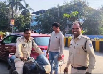 Indore : सरकारी कॉलेज की नई बस सेवा में छात्राओं के साथ छेड़छाड़.. देखें वीडियो