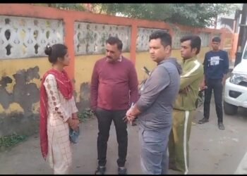 Damoh : नाली में पत्थरों से दबा मिला युवक का शव: हत्या की आशंका, जांच में जुटी पुलिस।