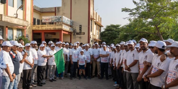 DHAR : विधिक सेवा दिवस के उपलक्ष्य में मैराथन दौड एवं विधिक जागरूकता प्रदर्शनी का आयोजन हुआ।