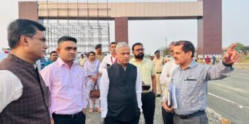DHAR : संभागायुक्त श्री सिंह ने धार जिले के भैसोला में विकसित किये जा रहे पीएम मित्रा पार्क की प्रगति का जायजा लिया।