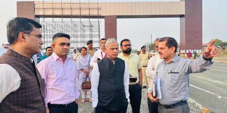 DHAR : संभागायुक्त श्री सिंह ने धार जिले के भैसोला में विकसित किये जा रहे पीएम मित्रा पार्क की प्रगति का जायजा लिया।