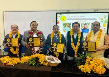DHAR : प्रधानमंत्री कॉलेज ऑफ़ एक्सीलेंस में सेवानिवृत्त प्राध्यापकों का गरिमापूर्ण एवं गौरवशाली परंपरा में हुआ विदाई समारोह।