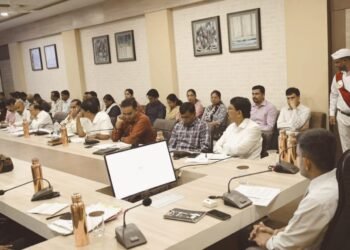 DHAR : एफ़आरए पट्टेधारी के भविष्य संवारने के लिए ज़रूरी है कि उसे अन्य हितग्राही मूलक योजना के लाभ दिलाने सहित विकास कार्य किए जाएँ- कलेक्टर – प्रियंक मिश्रा