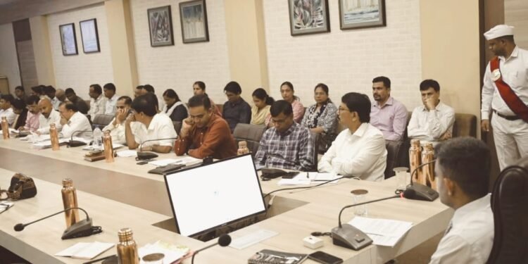DHAR : एफ़आरए पट्टेधारी के भविष्य संवारने के लिए ज़रूरी है कि उसे अन्य हितग्राही मूलक योजना के लाभ दिलाने सहित विकास कार्य किए जाएँ- कलेक्टर – प्रियंक मिश्रा
