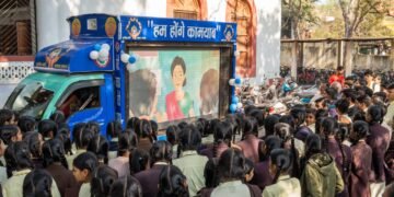 DHAR : कलेक्टर श्री मिश्रा द्वारा हम होंगे कामयाब पखवाडा महिला सुरक्षा संवाद रथ को हरी झण्डी दिखाकर रथ का शुभारंभ किया।